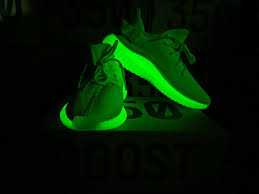 Adidas Yeezy Boost 350 V2 – Fluoreszierend 